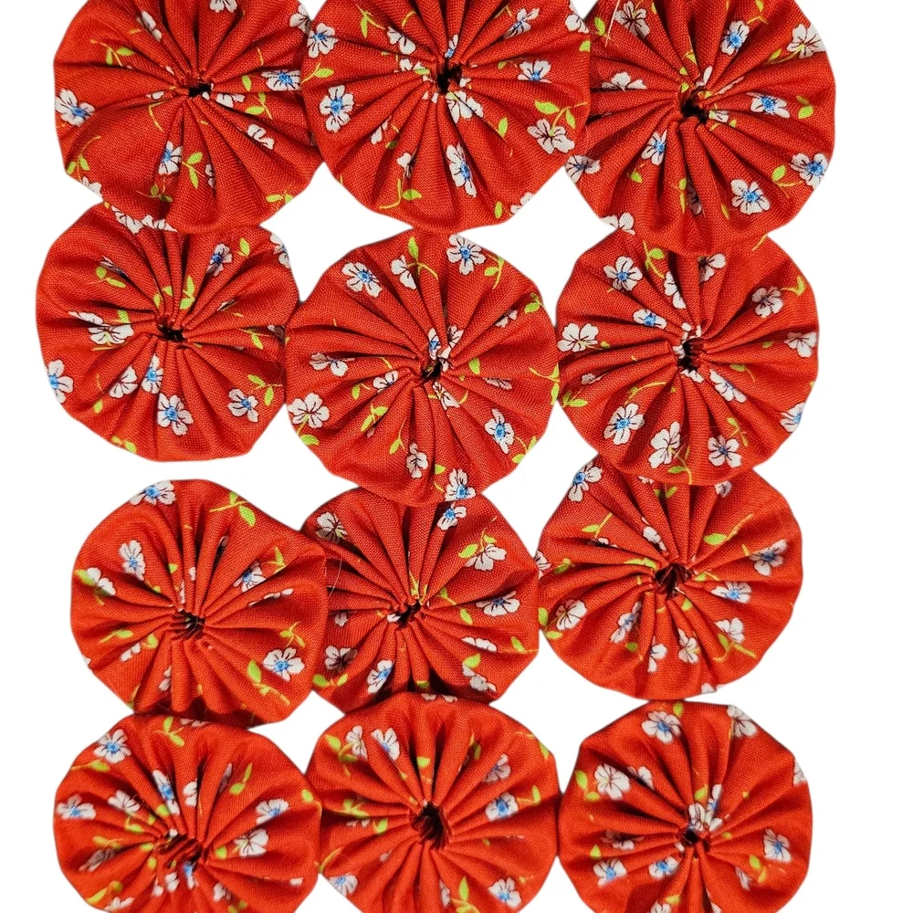 Hand Sewn Fabric Yo Yos  Set of 36 With Red,  Cream With Tea Roses , Botanical - Picture 2 of 13